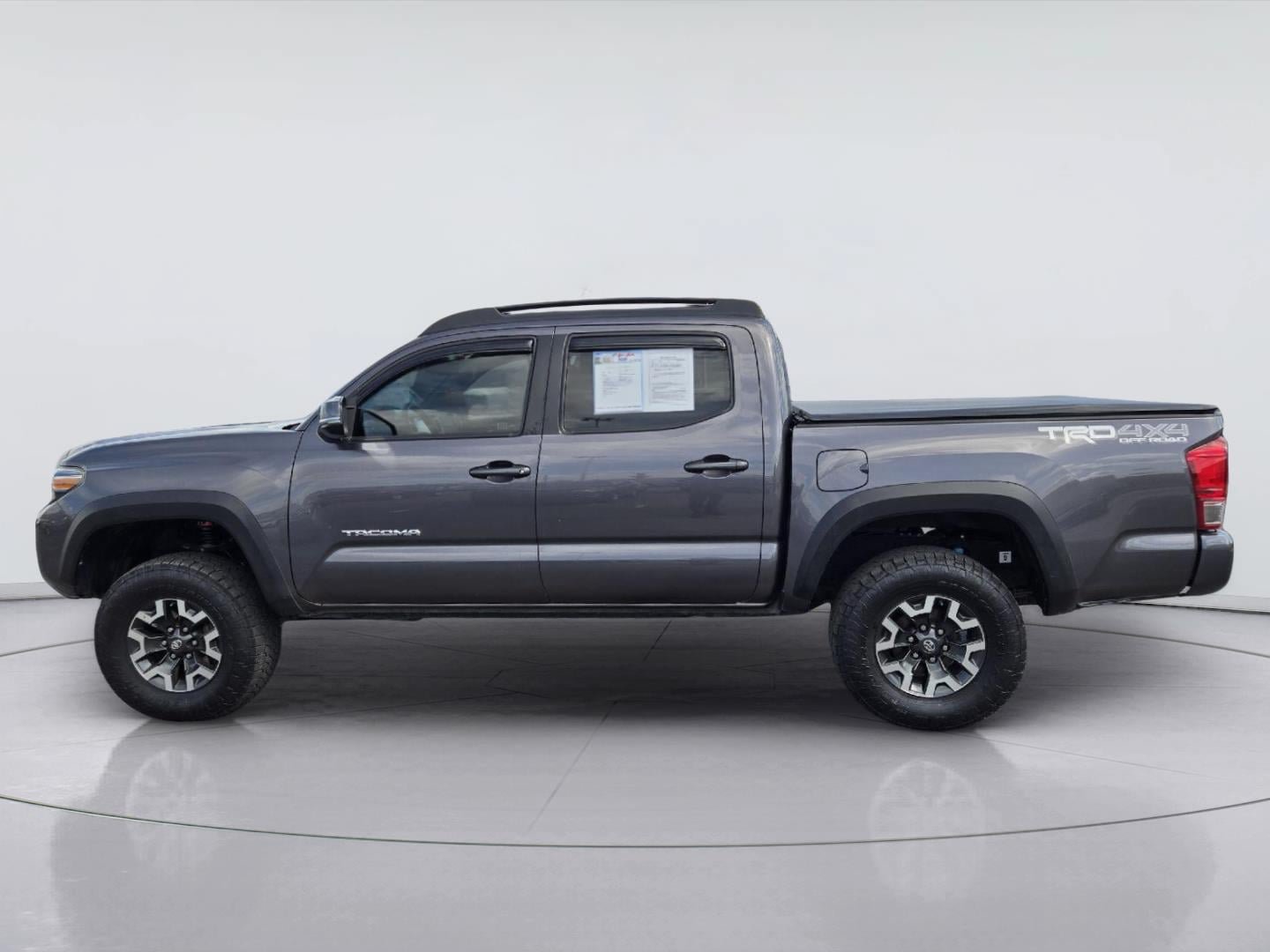 Used 2017 Toyota Tacoma TRD Off-Road w/ Premium & Technology Package AWD/4WD image 5