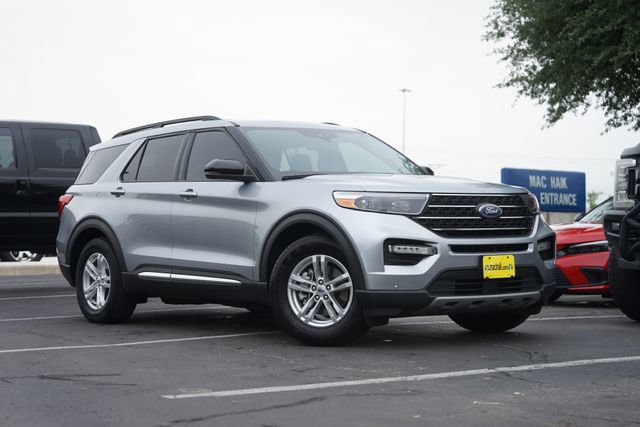 Certified 2022 Ford Explorer XLT w/ Equipment Group 202A RWD image 2