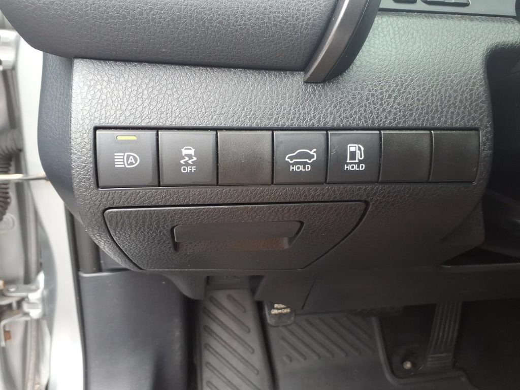 Used 2019 Toyota Camry LE w/ Convenience Package FWD image 18