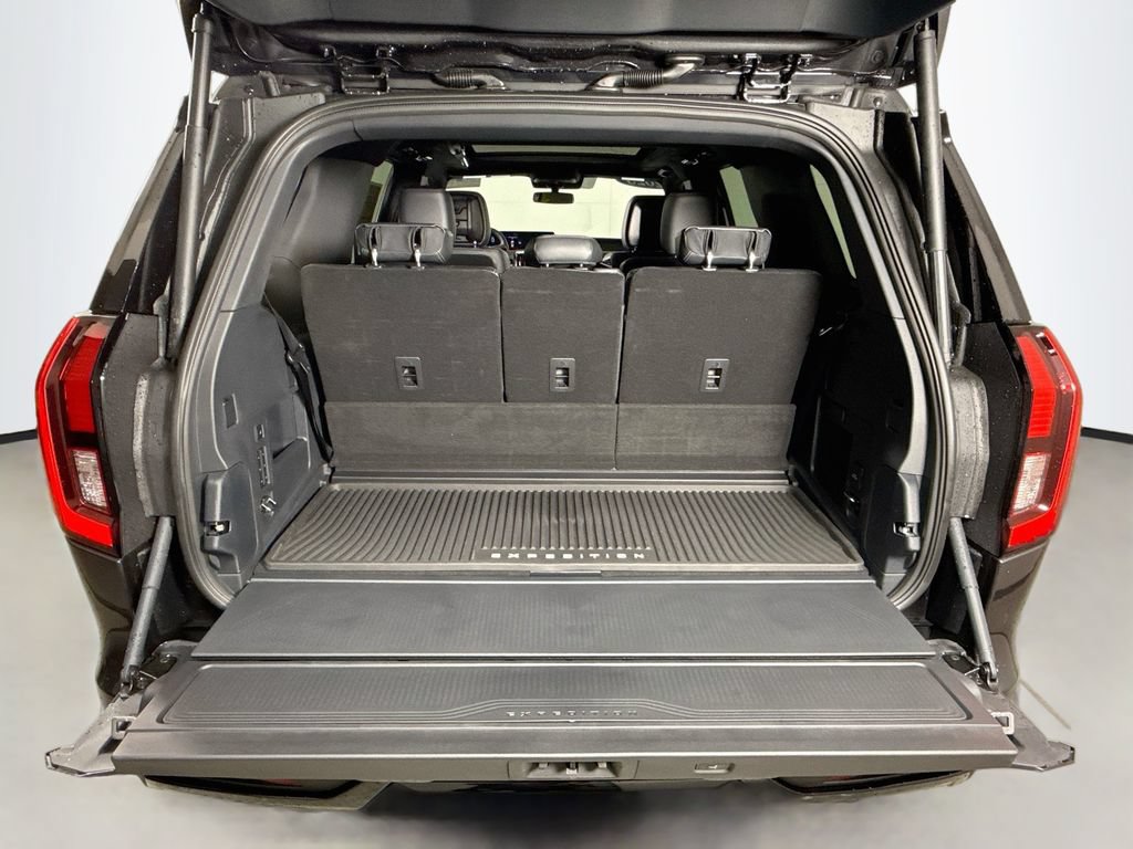 Certified 2026 Ford Expedition Platinum w/ Stealth Performance Package AWD/4WD image 28