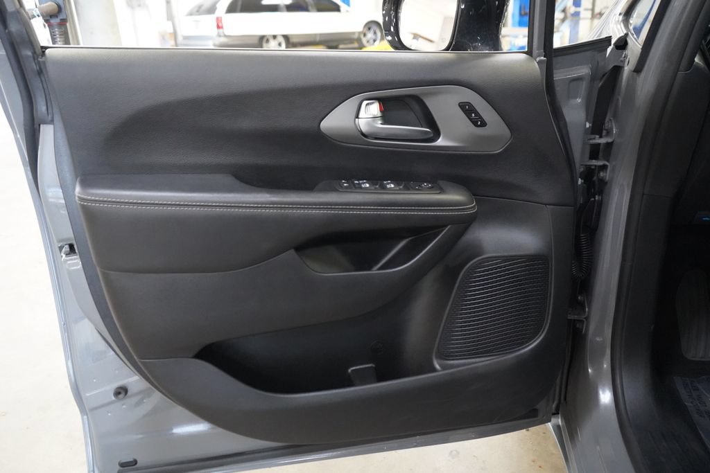 Used 2025 Chrysler Pacifica Select FWD image 13