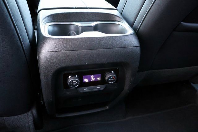 Used 2025 Chevrolet Traverse LT image 28