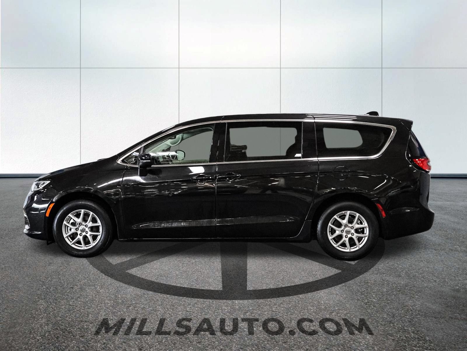 Used 2023 Chrysler Pacifica Touring-L FWD image 3