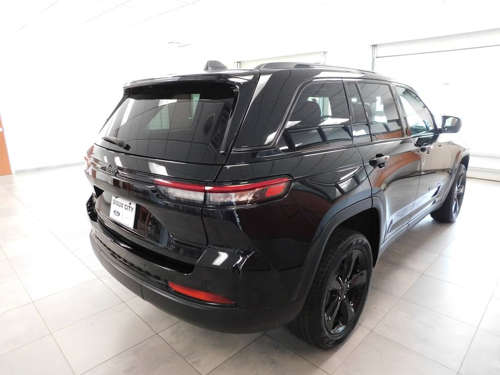 Used 2024 Jeep Grand Cherokee Limited w/ Black Appearance Package AWD/4WD image 4