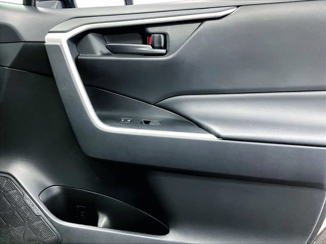 Used 2021 Toyota RAV4 LE AWD/4WD image 23