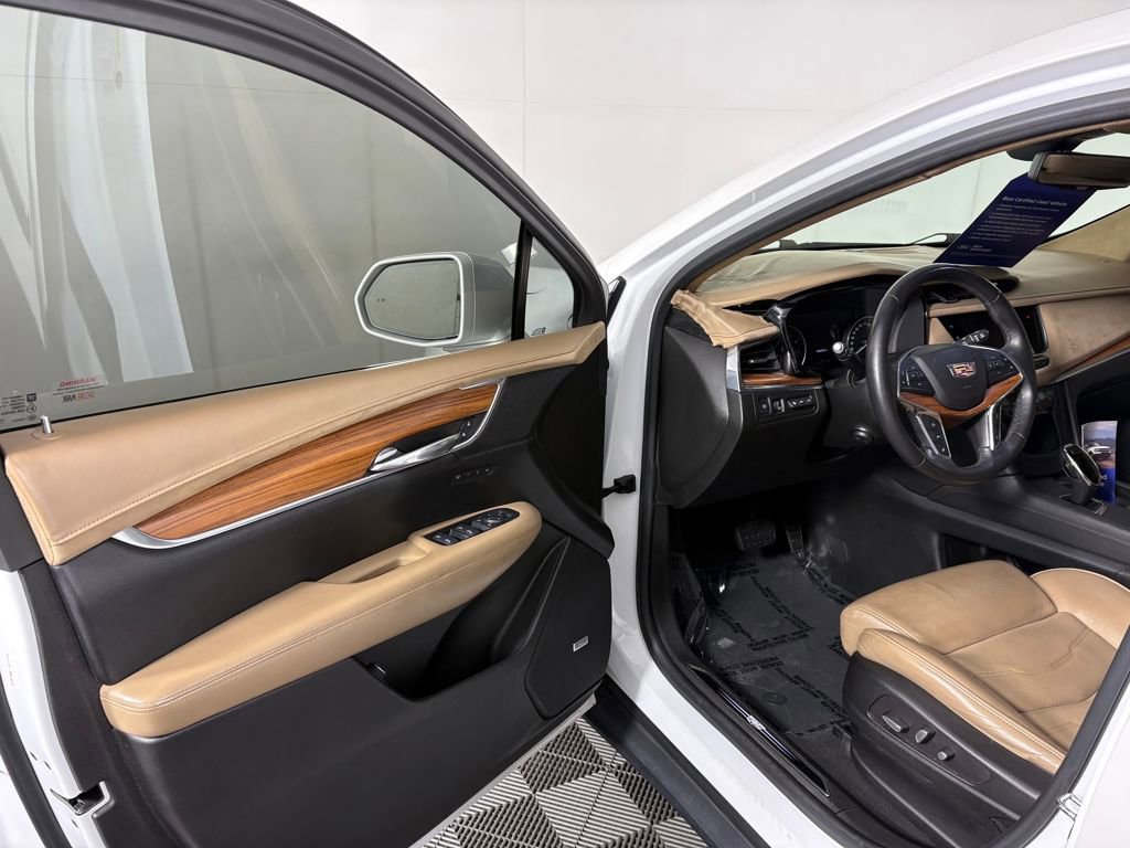 Used 2017 Cadillac XT5 Platinum w/ Driver Assist Package image 13