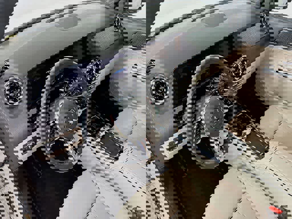 Used 2025 Mercedes-Benz GLA 250 4MATIC image 9