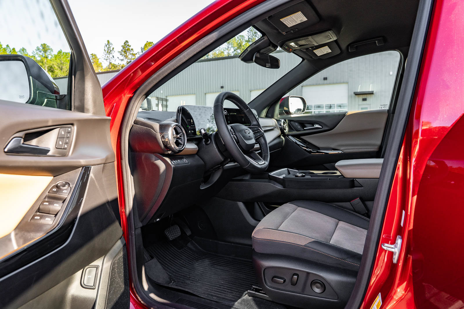 Used 2025 Chevrolet Equinox ACTIV w/ Convenience Package III FWD image 17
