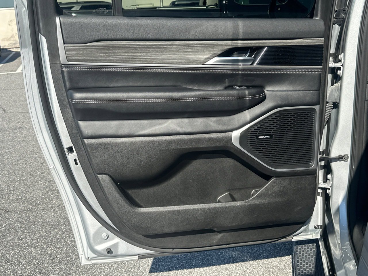 Used 2024 Jeep Wagoneer L Series II w/ Flexible Seating Group RWD image 24
