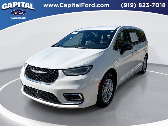 Used 2025 Chrysler Pacifica Select FWD image 1