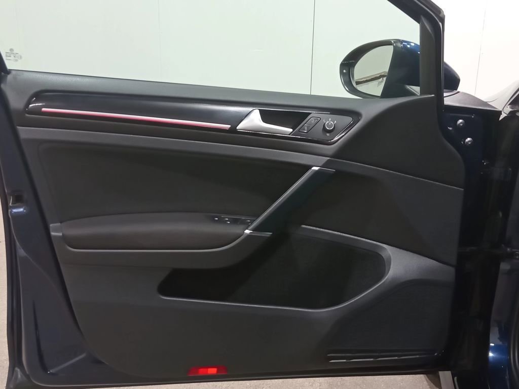 Used 2017 Volkswagen Golf S image 19