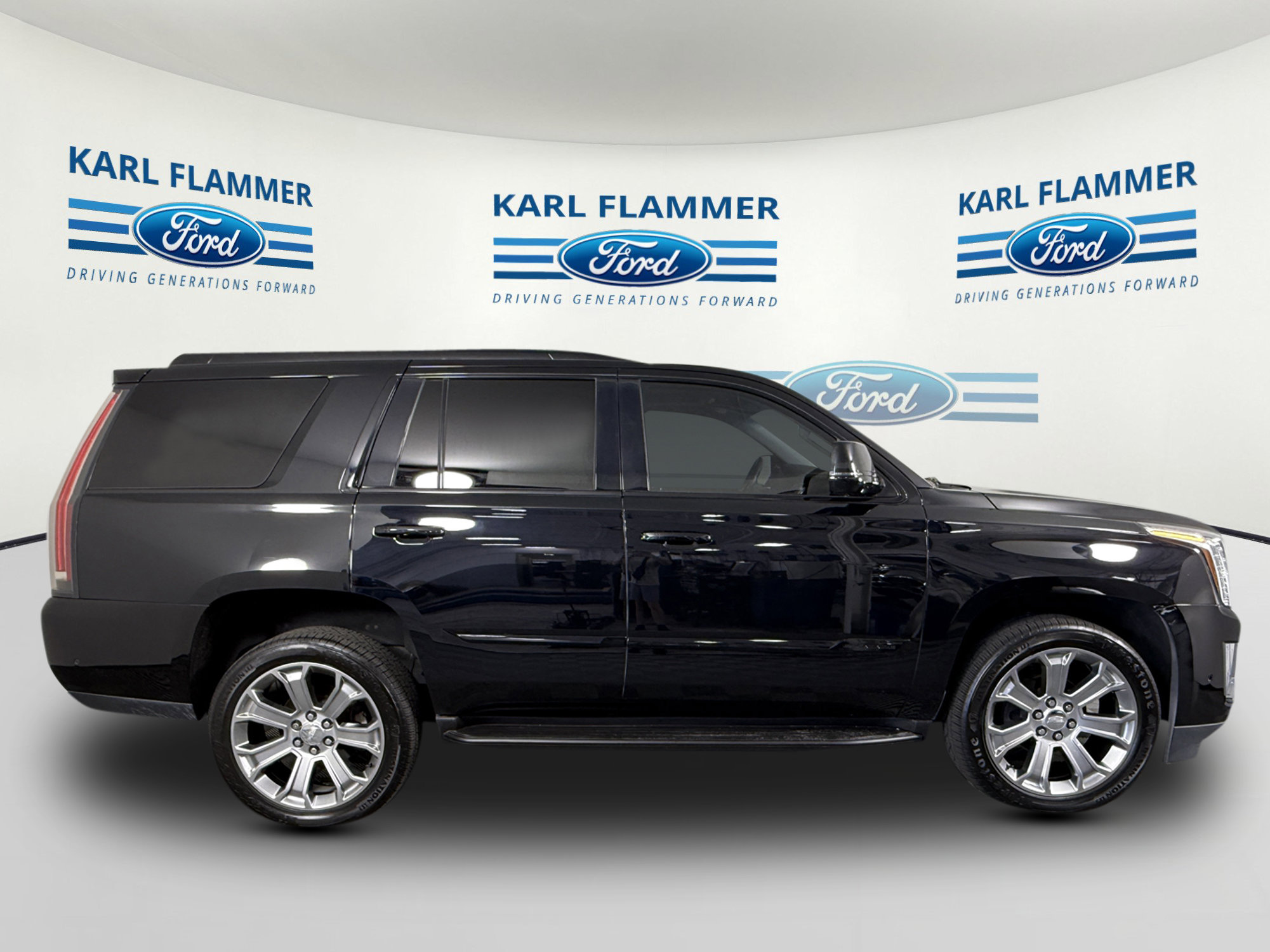 Used 2020 Cadillac Escalade Luxury RWD image 2