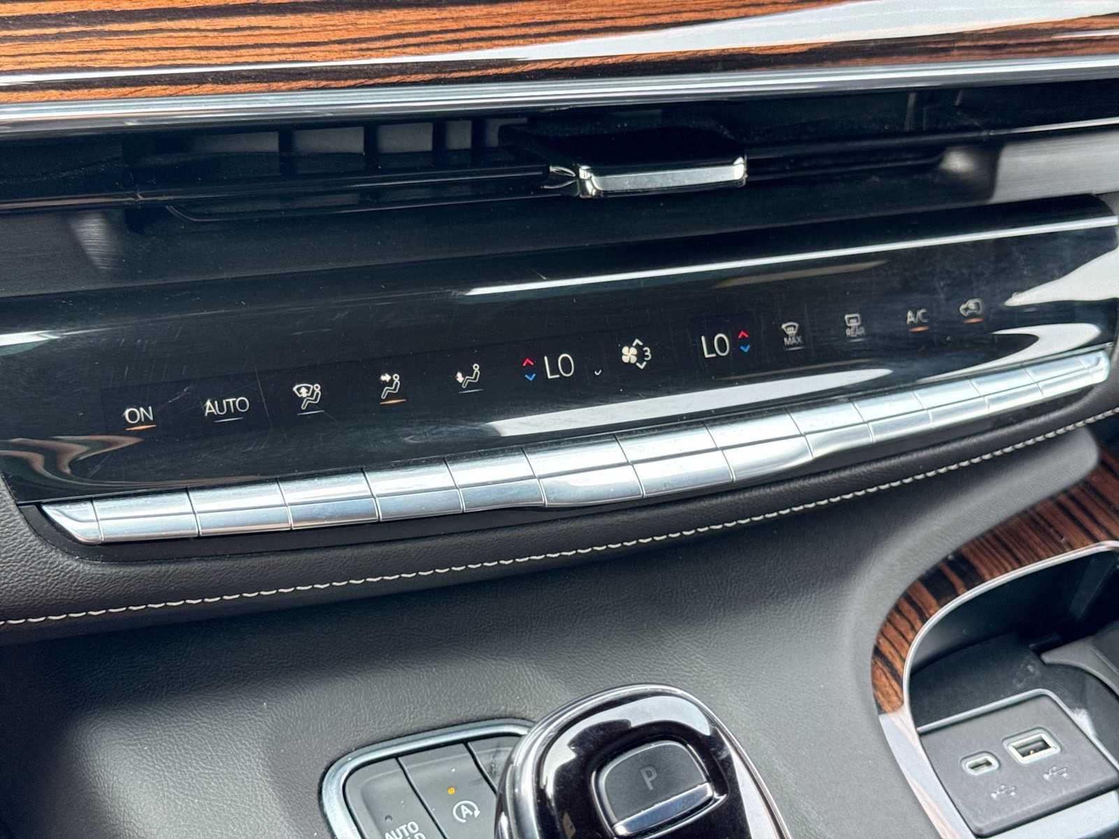 Used 2022 Cadillac Escalade ESV Premium Luxury w/ Performance Package AWD/4WD image 29