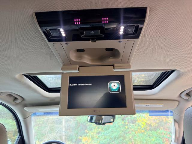 Used 2017 Chevrolet Suburban Premier AWD/4WD image 21