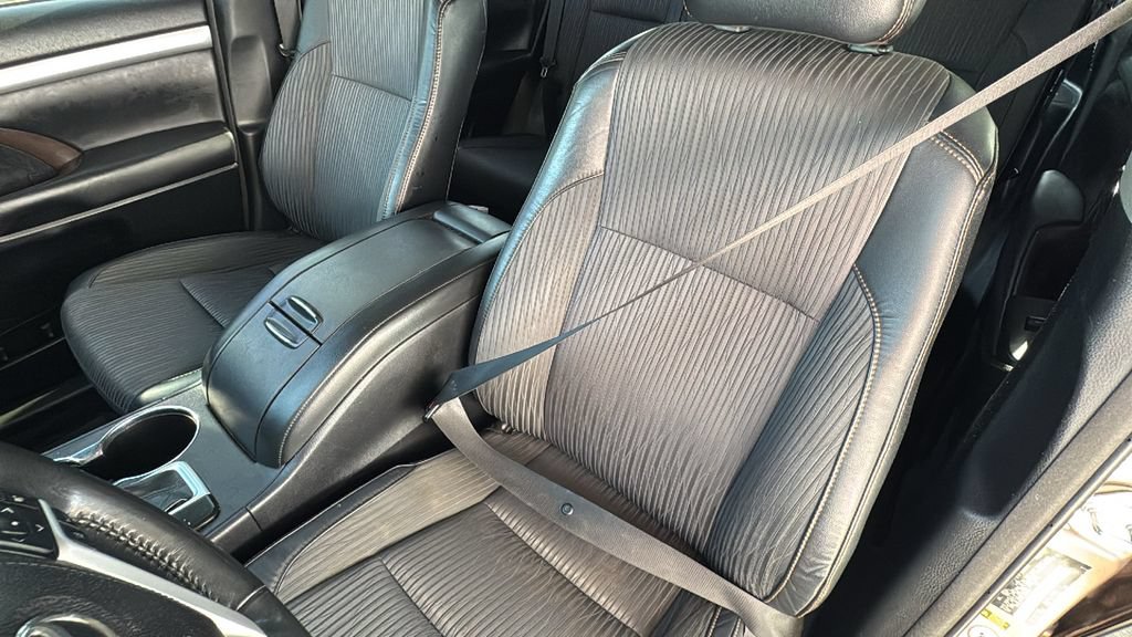 Used 2018 Toyota Highlander Plus w/ Carpet Mat Package (TMS) FWD image 22