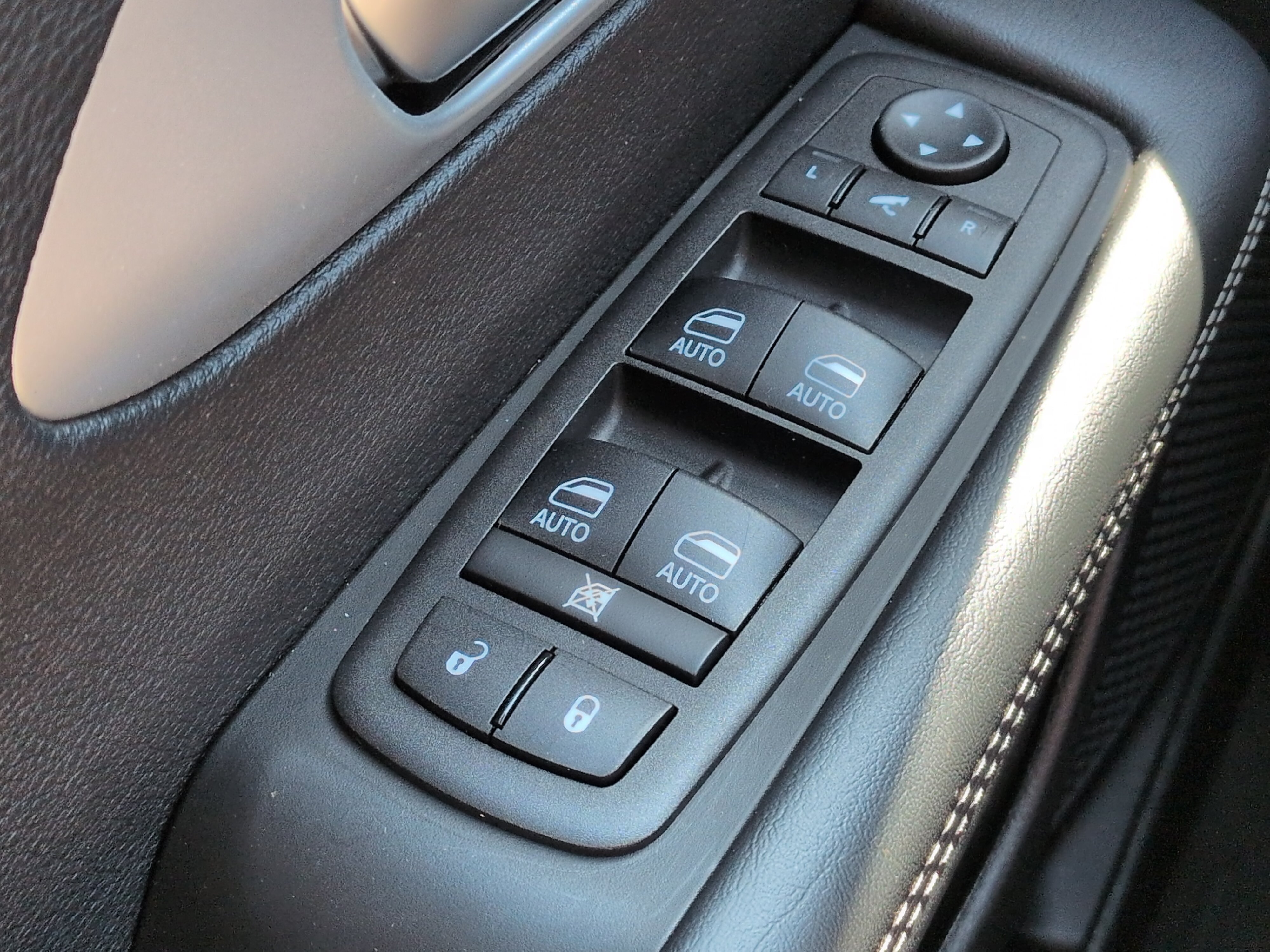 Used 2025 Chrysler Pacifica Limited FWD image 23
