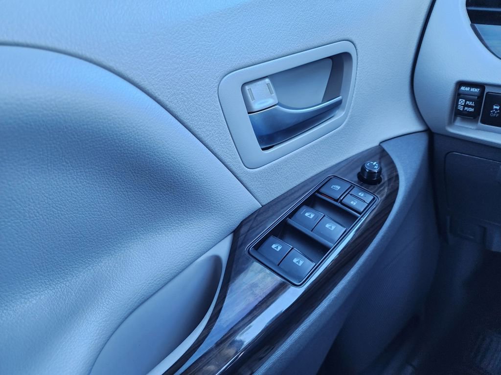Used 2019 Toyota Sienna XLE image 21