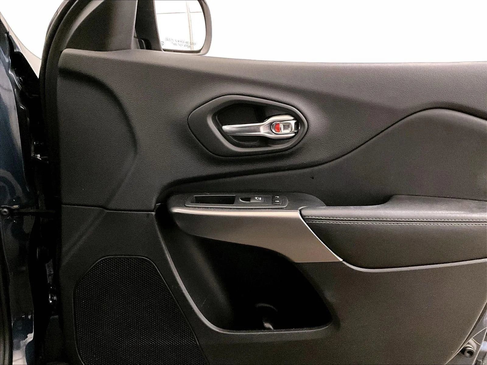 Used 2019 Jeep Cherokee Limited AWD/4WD image 23