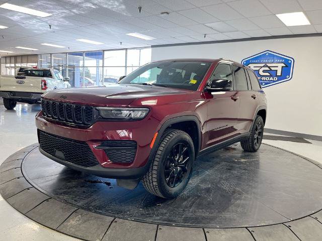 Used 2025 Jeep Grand Cherokee Altitude AWD/4WD image 4