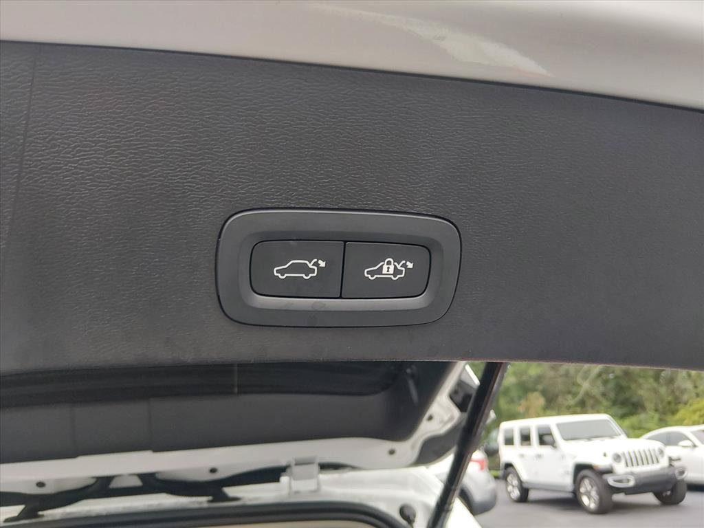 Used 2023 Volvo XC40 B4 Ultimate FWD image 16