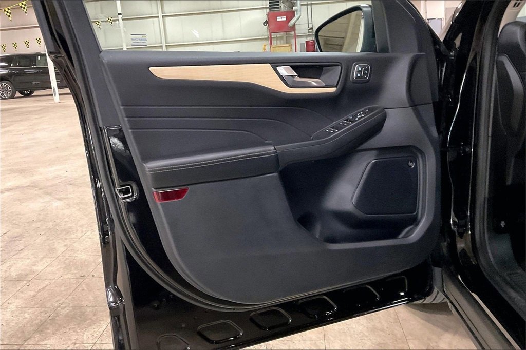 Certified 2021 Ford Escape Titanium w/ Titanium Elite Package image 22