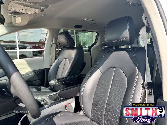 Used 2024 Chrysler Pacifica Touring-L FWD image 17