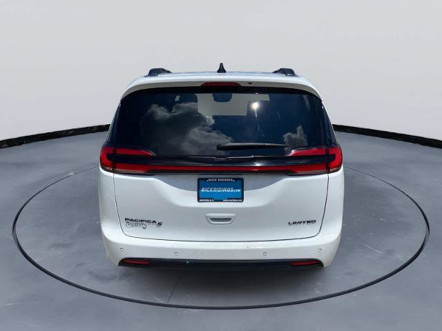 Used 2025 Chrysler Pacifica Limited FWD image 4