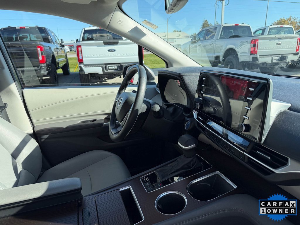 Used 2024 Toyota Sienna XLE image 24