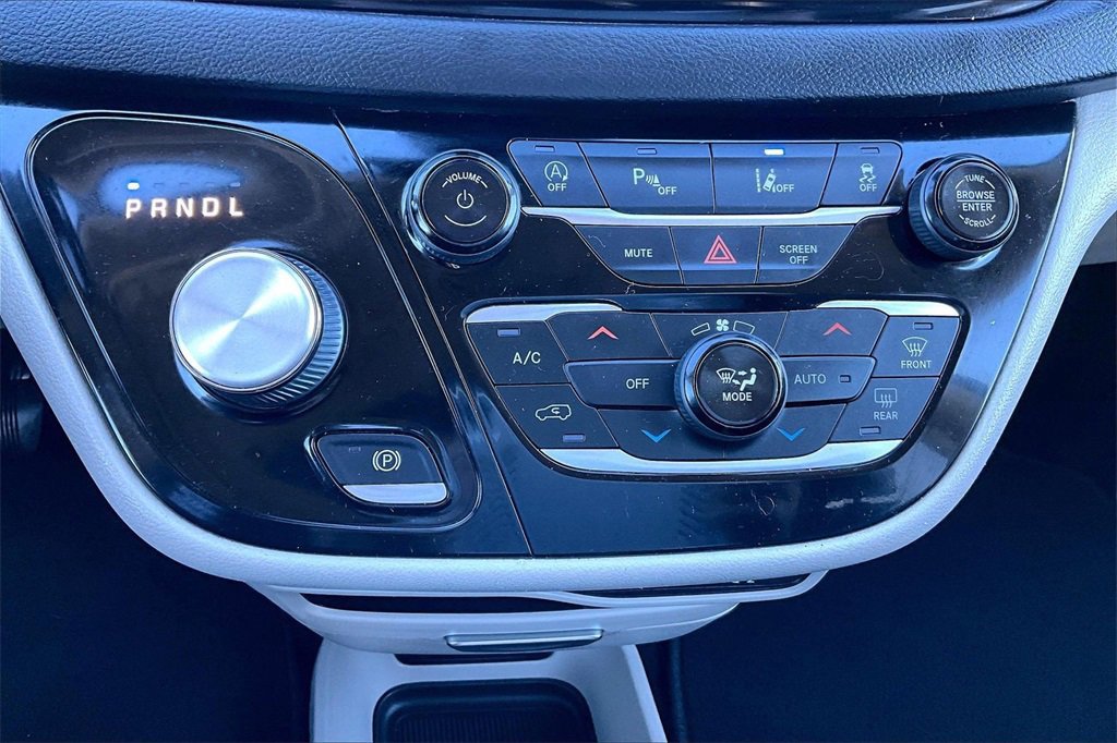 Used 2022 Chrysler Pacifica Touring-L image 32
