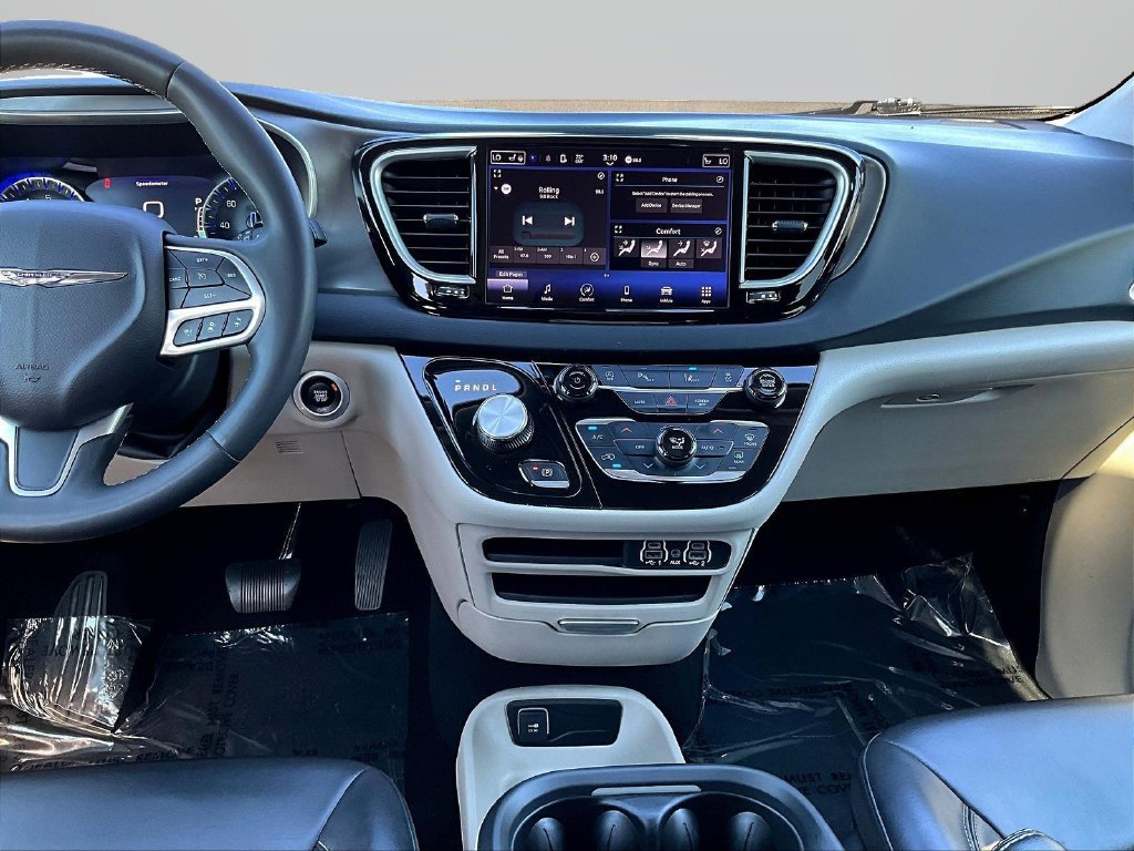 Used 2023 Chrysler Pacifica Touring-L FWD image 9