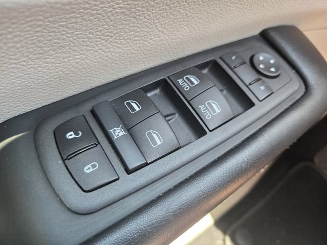 Used 2022 Chrysler Voyager LX FWD image 33