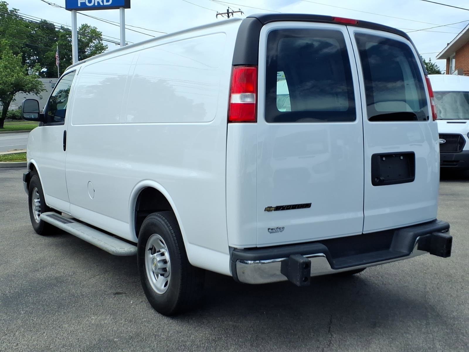 Used 2024 Chevrolet Express 2500 w/ Driver Convenience Package RWD image 5