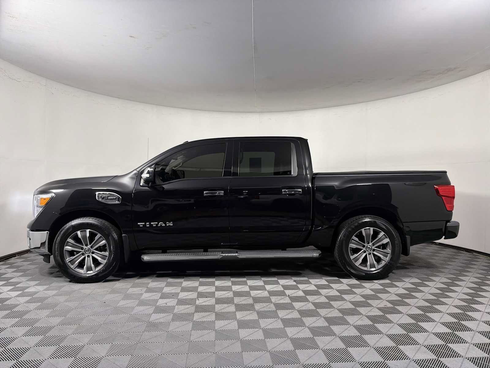 Used 2017 Nissan Titan SL RWD image 4