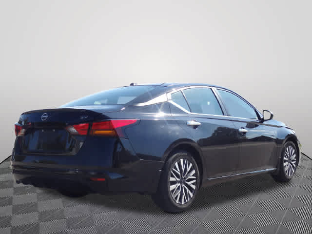 Used 2024 Nissan Altima 2.5 SV FWD image 3