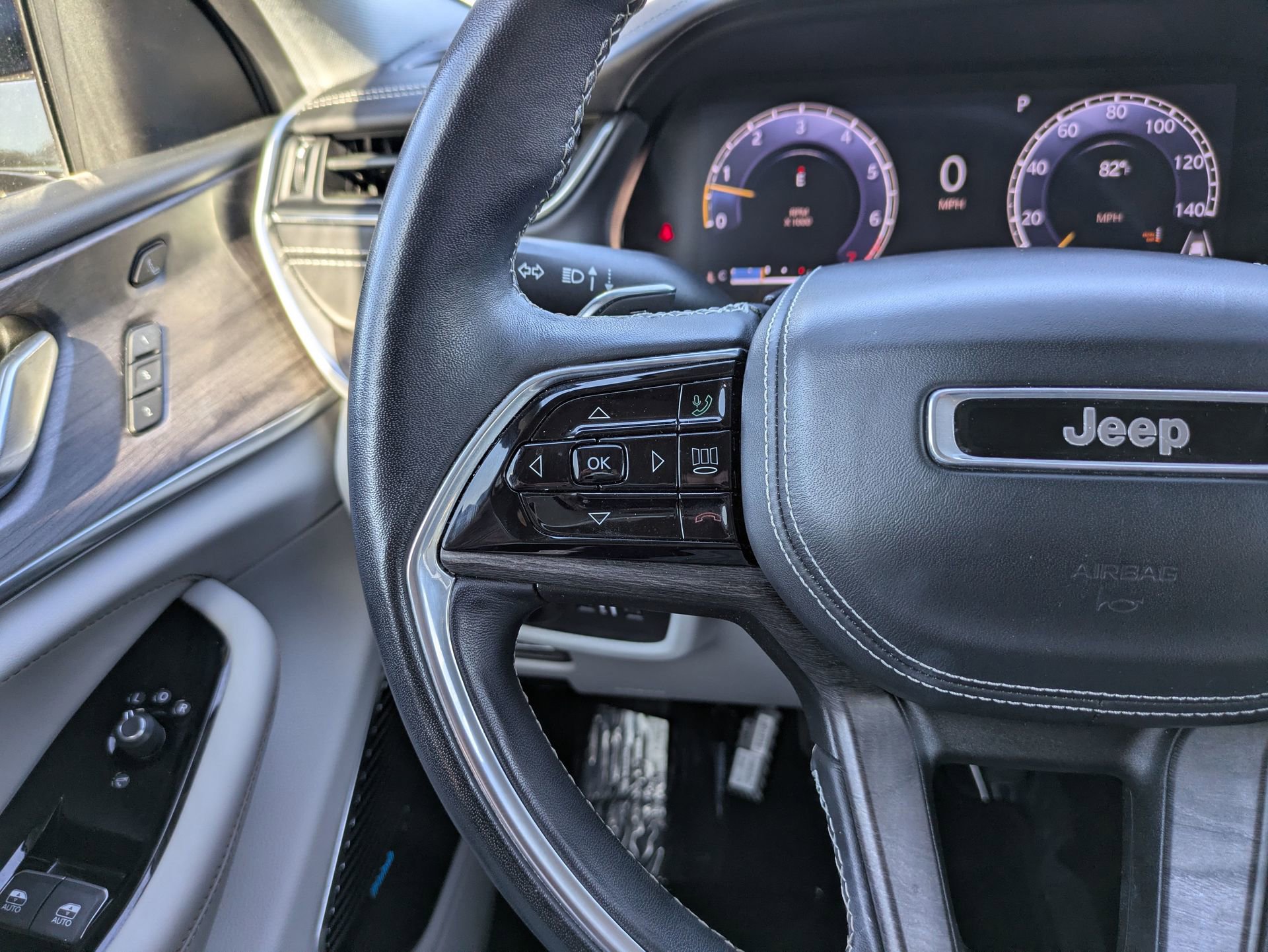 Used 2022 Jeep Grand Cherokee Overland w/ Luxury Tech Group IV image 33