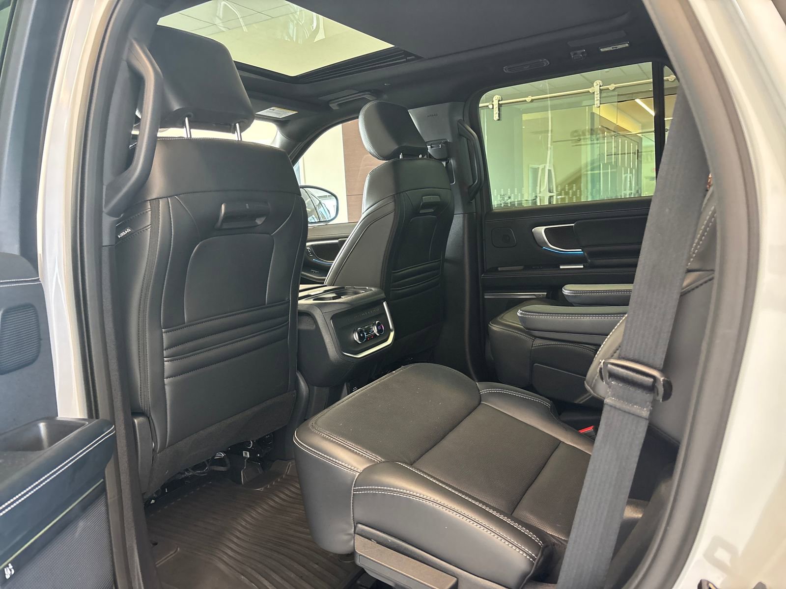 Certified 2025 Ford Expedition Platinum w/ Stealth Performance Package AWD/4WD image 11