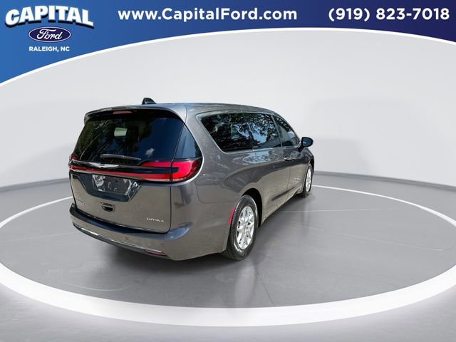 Used 2023 Chrysler Pacifica Touring-L FWD image 8
