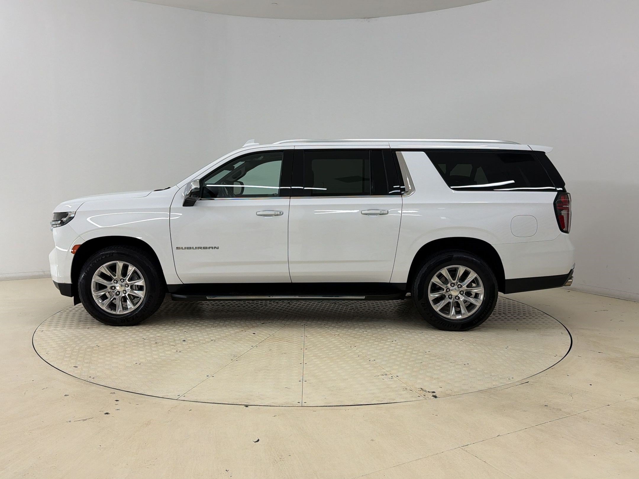 Used 2021 Chevrolet Suburban Premier w/ Premium Package RWD image 2