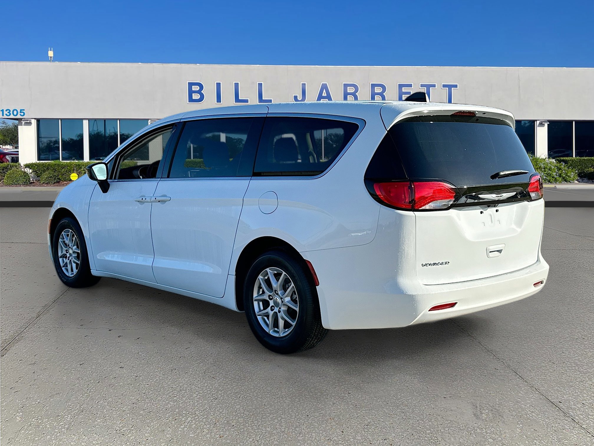 Used 2024 Chrysler Voyager LX image 3