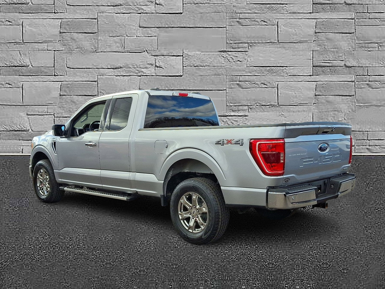 Certified 2022 Ford F150 XLT w/ Equipment Group 302A High image 8