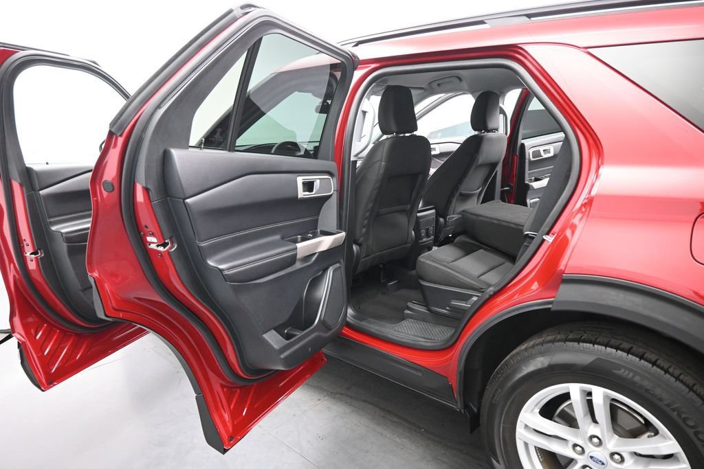 Certified 2023 Ford Explorer XLT RWD image 17