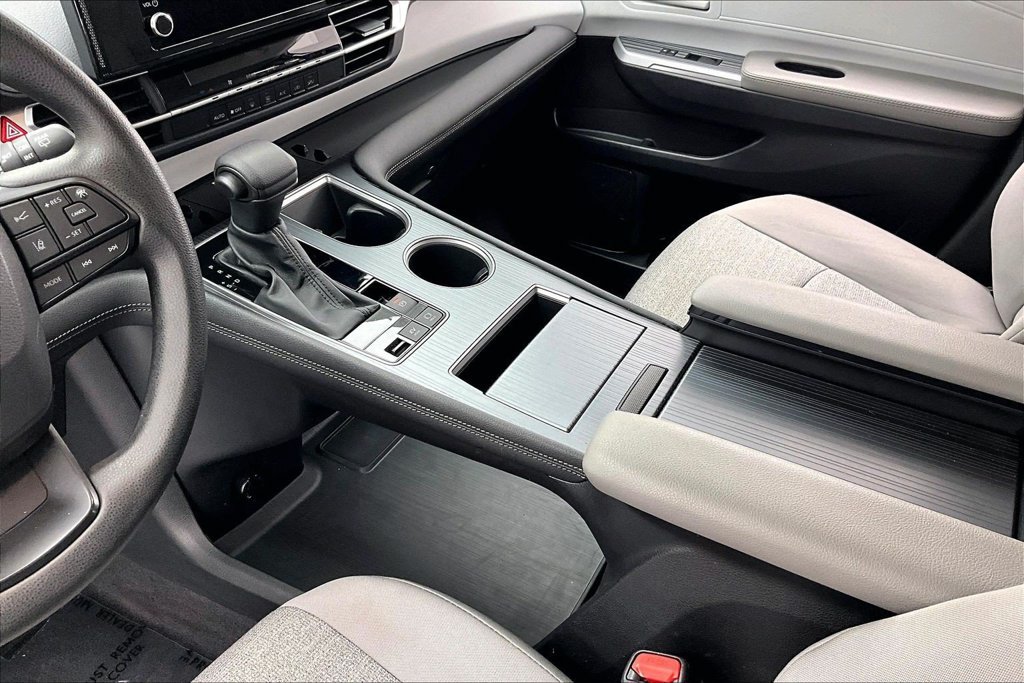 Used 2025 Toyota Sienna LE FWD image 15