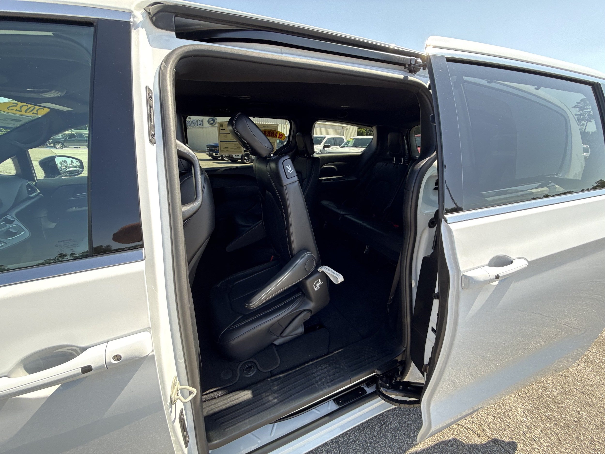 Used 2025 Chrysler Pacifica Select FWD image 22