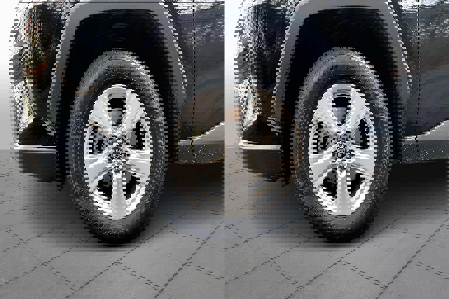 Used 2020 Toyota RAV4 XLE w/ Convenience Package image 13