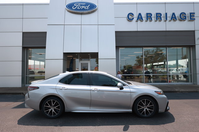 Used 2021 Toyota Camry SE w/ Convenience Package FWD image 3