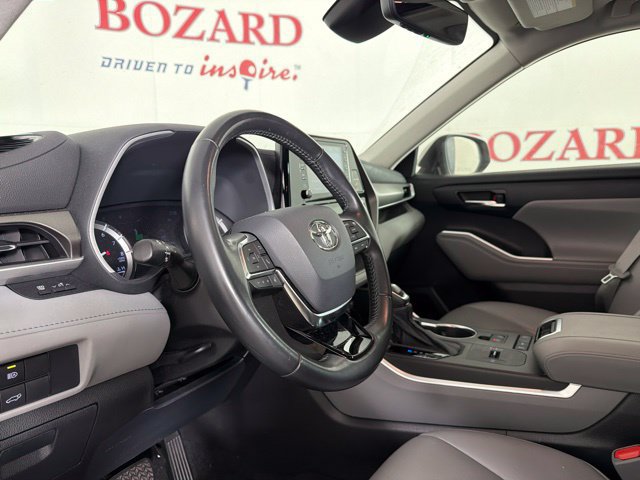 Used 2021 Toyota Highlander XLE FWD image 18