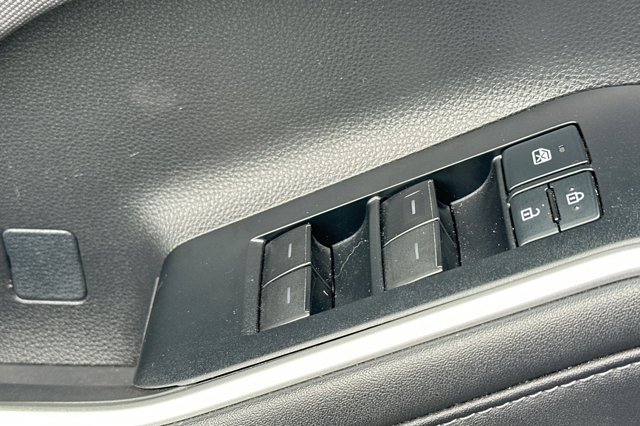 Used 2020 Toyota Highlander LE image 11