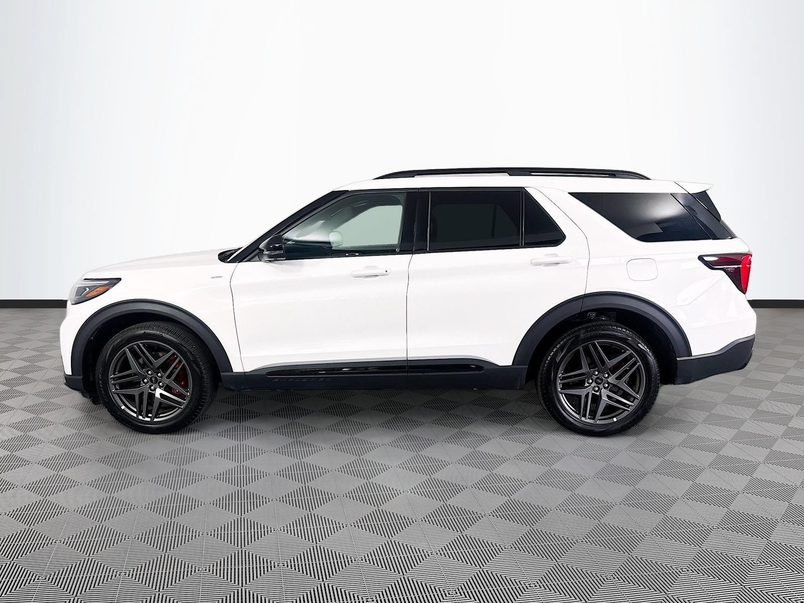 Certified 2025 Ford Explorer ST-Line w/ ST-Line Street Pack AWD/4WD image 4