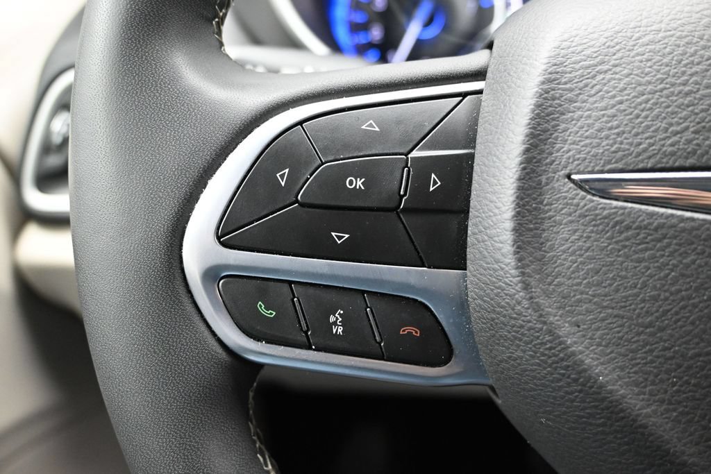Used 2024 Chrysler Pacifica Touring-L FWD image 21
