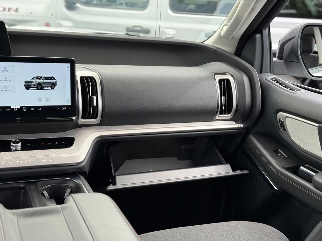Certified 2025 Ford Expedition Active AWD/4WD image 31